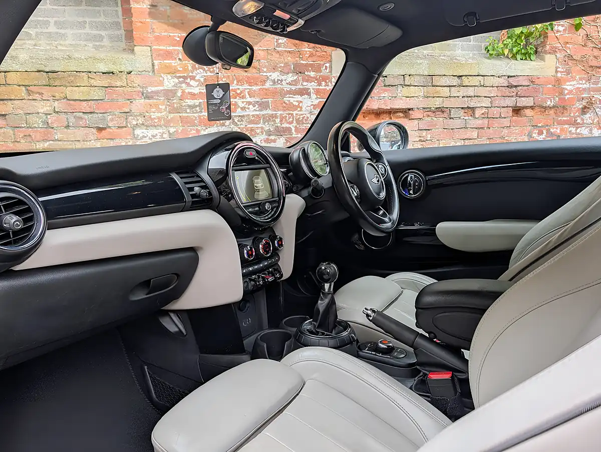 Used 2015 MINI Hatch 3-Door Hatch Black - Interior and Exterior details 15