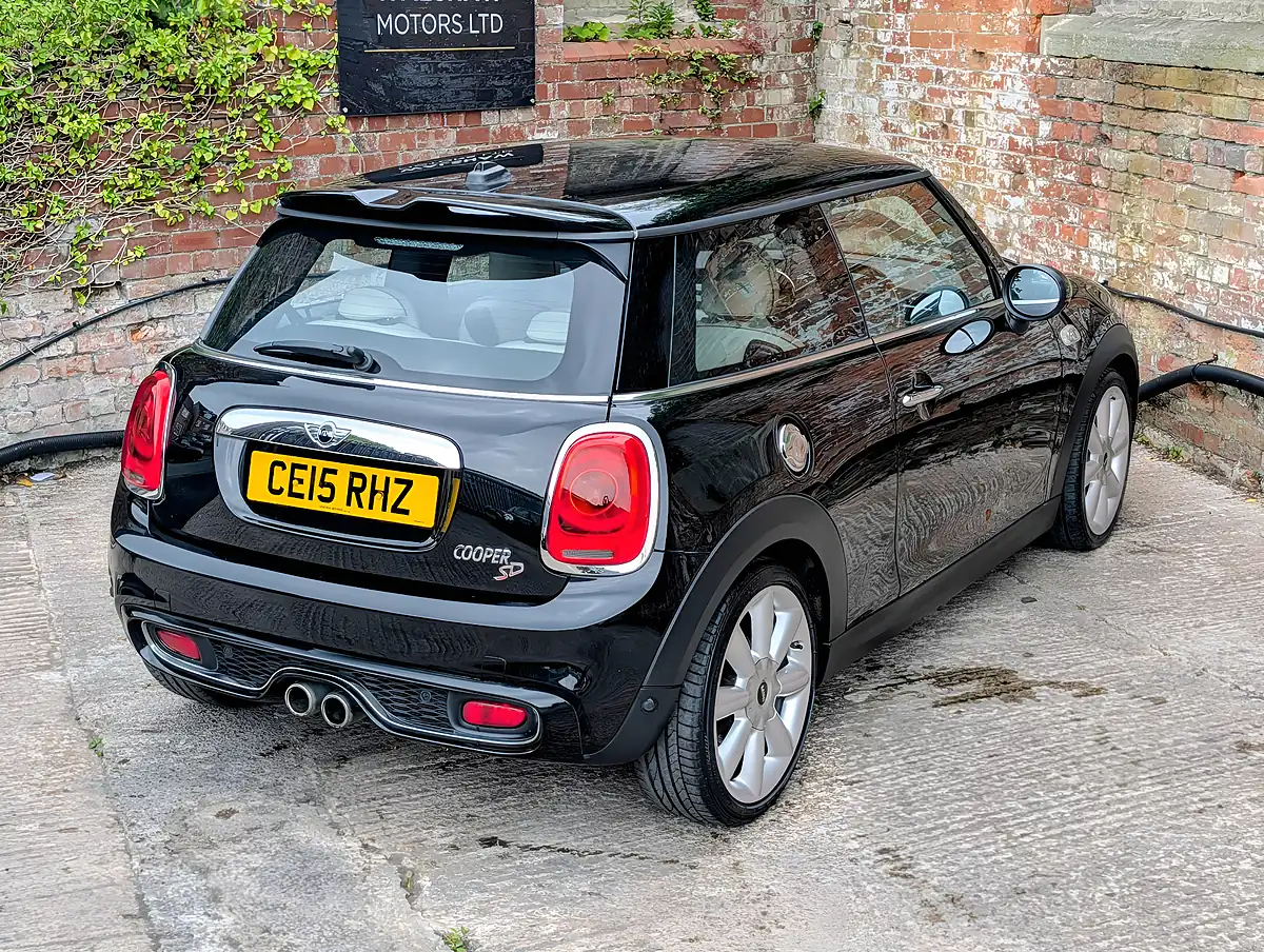 Used 2015 MINI Hatch 3-Door Hatch Black - Interior and Exterior details 7