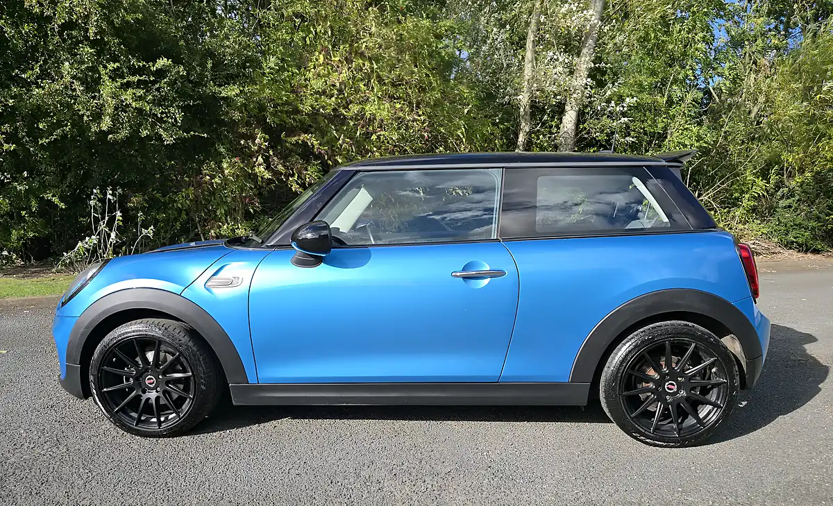 Used 2015 MINI Hatch Cooper 3-Door Blue - Interior and Exterior details 5