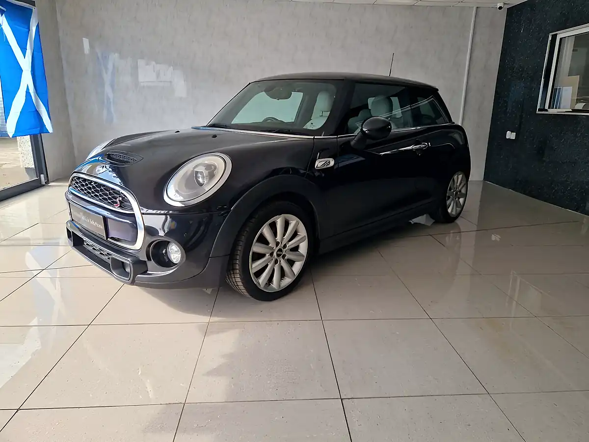 Used 2015 MINI Hatch Cooper Black - Interior and Exterior details 10