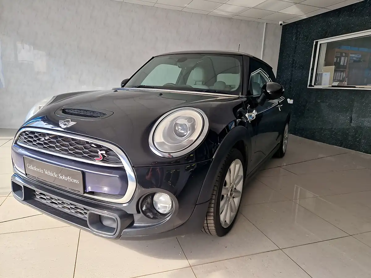 Used 2015 MINI Hatch Cooper Black - Interior and Exterior details 18