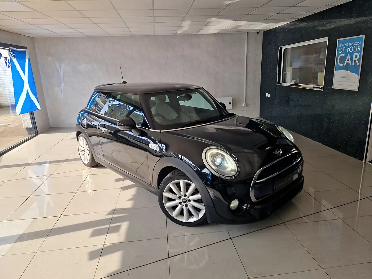 Used 2015 MINI Hatch Cooper Black - Interior and Exterior details 4