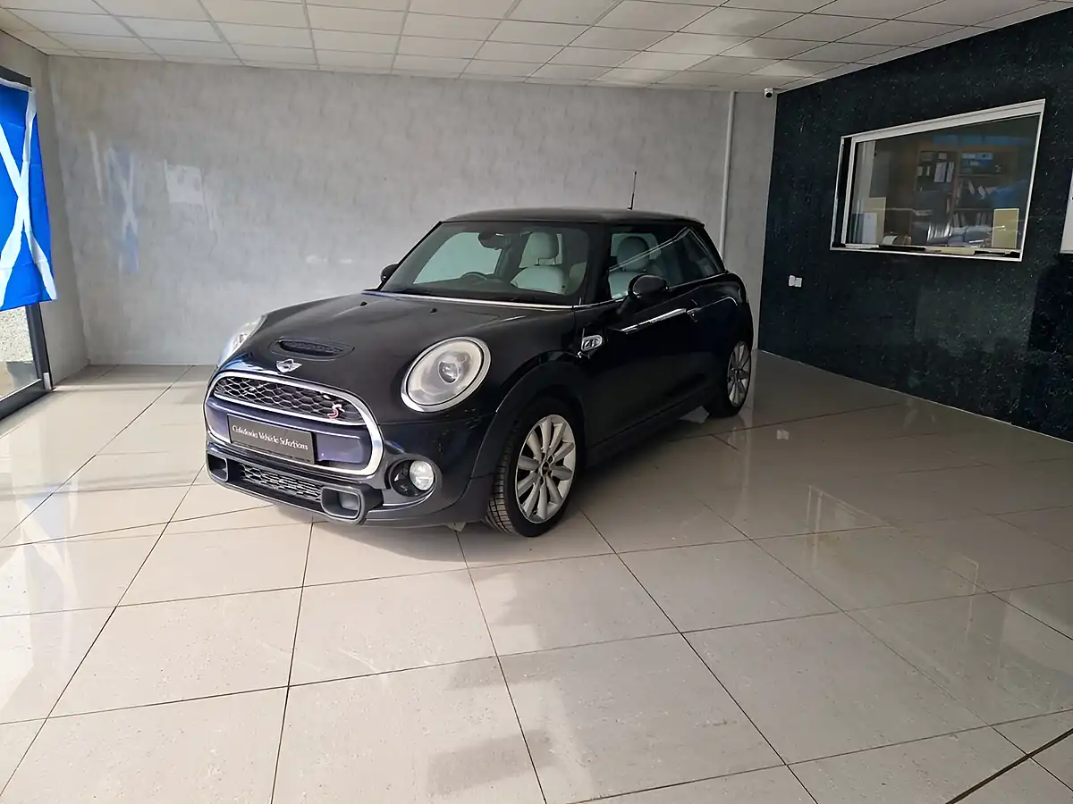 Used 2015 MINI Hatch Cooper Black - Interior and Exterior details 8