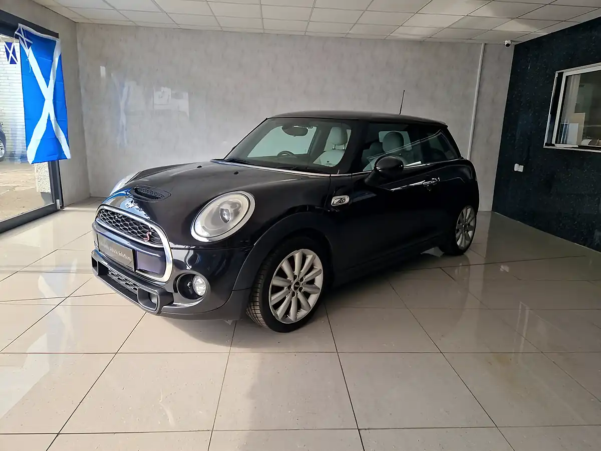 Used 2015 MINI Hatch Cooper Black - Interior and Exterior details 9