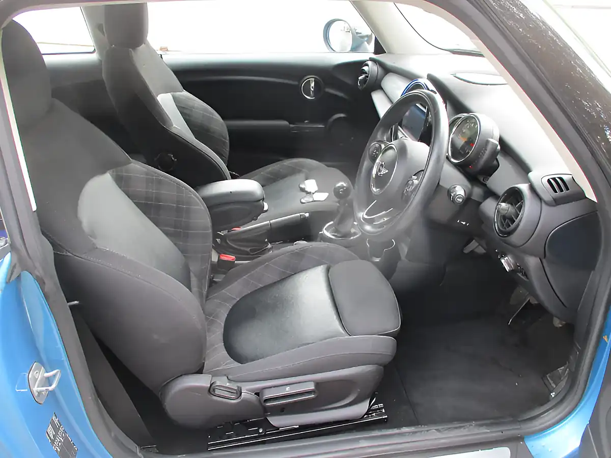 Used 2015 MINI Hatch Cooper Electric Blue - Interior and Exterior details 16