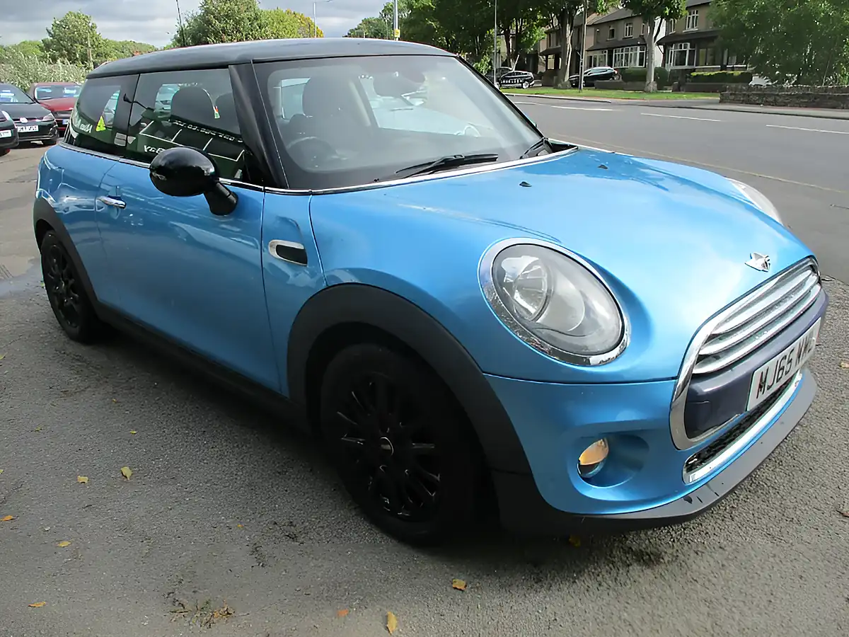 Used 2015 MINI Hatch Cooper Electric Blue - Interior and Exterior details 3