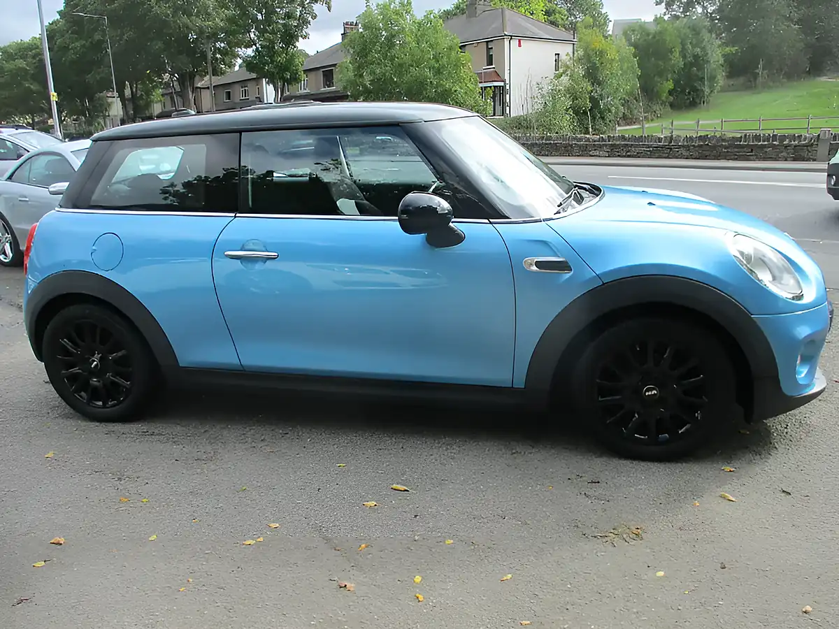 Used 2015 MINI Hatch Cooper Electric Blue - Interior and Exterior details 4