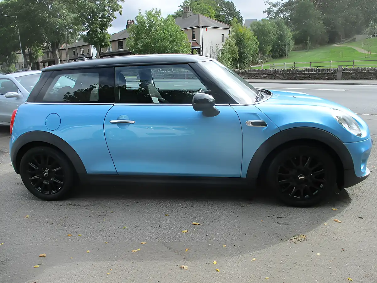 Used 2015 MINI Hatch Cooper Electric Blue - Interior and Exterior details 9
