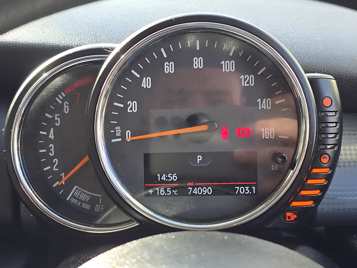 Used 2015 MINI Hatch Cooper Red - Interior and Exterior details 9