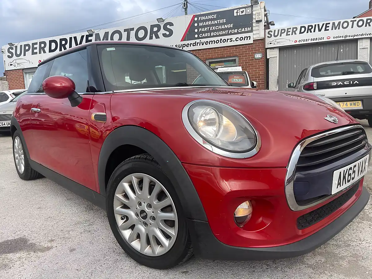 Used 2015 MINI Hatch Cooper Red - Interior and Exterior details 5