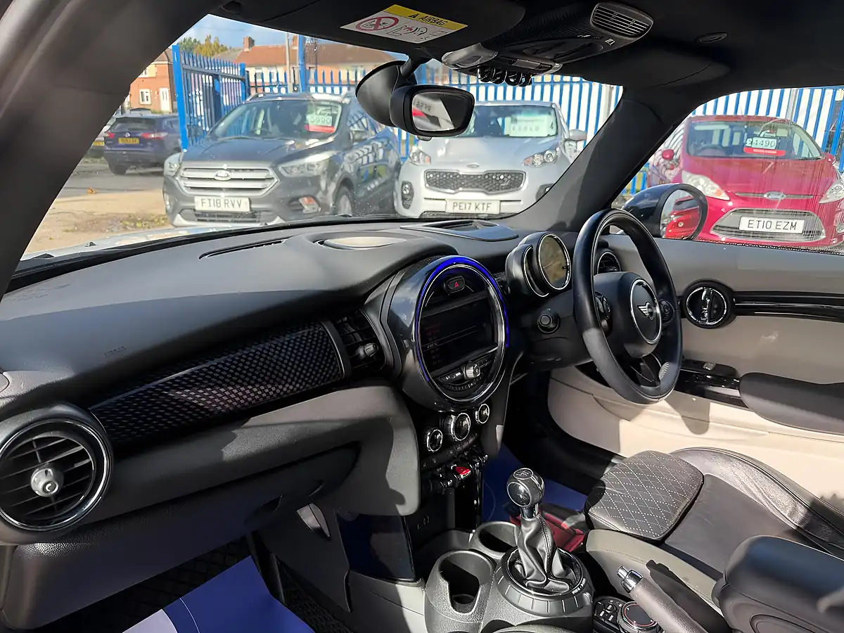 Used 2015 MINI Hatch Cooper Silver - Interior and Exterior details 9