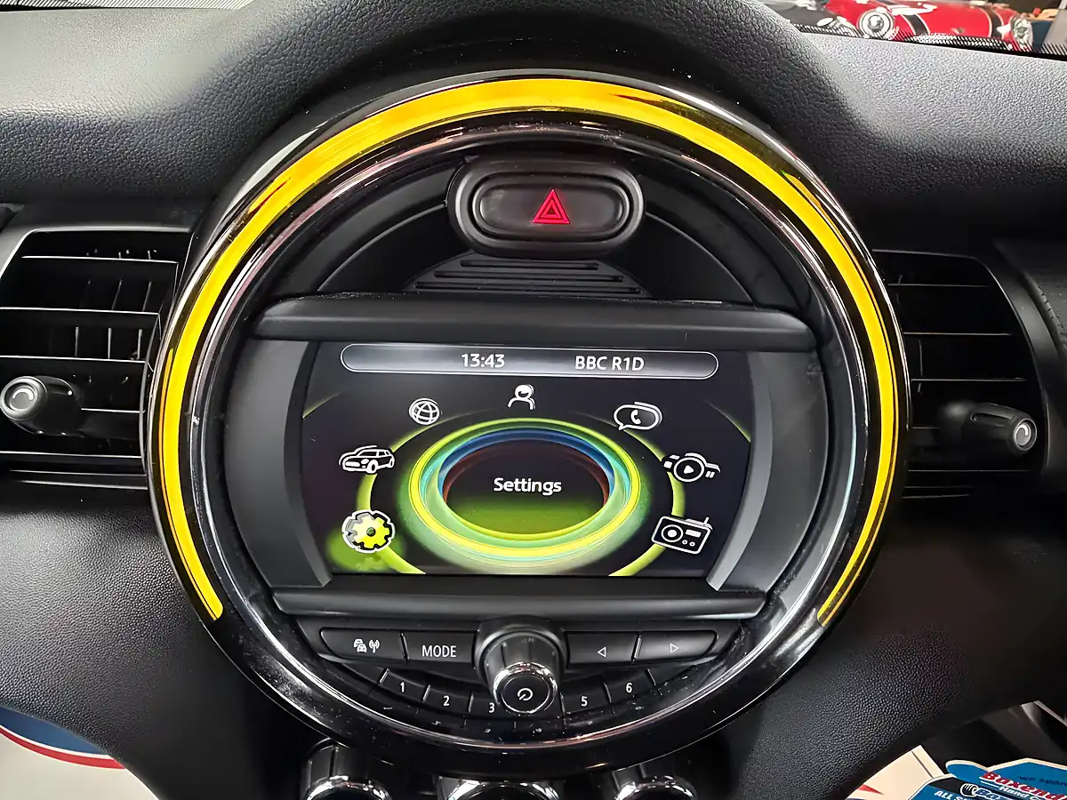 Used 2015 MINI Hatch Cooper Silver - Interior and Exterior details 13