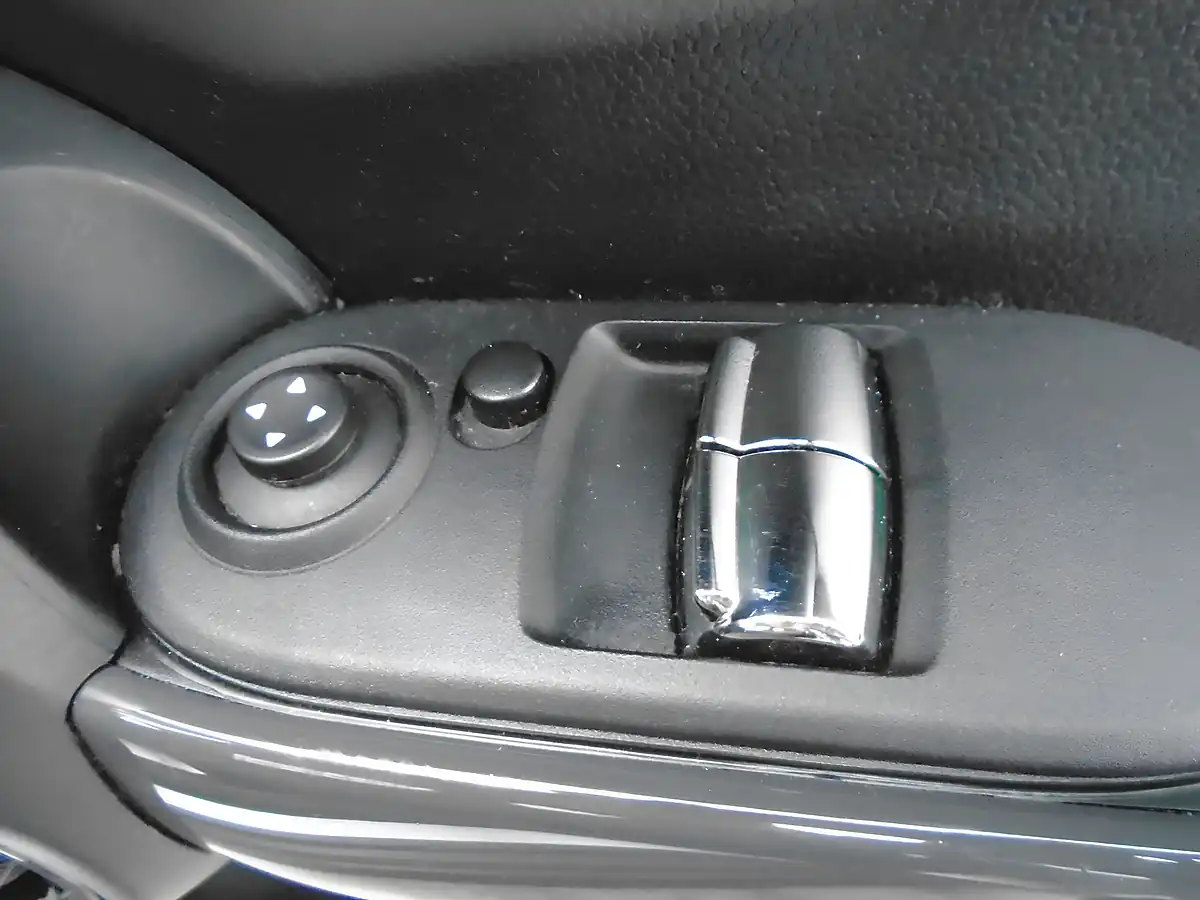 Used 2015 MINI Hatch Cooper Silver - Interior and Exterior details 16