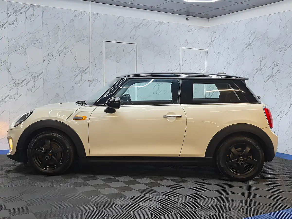 Used 2015 MINI Hatch Cooper White - Interior and Exterior details 10