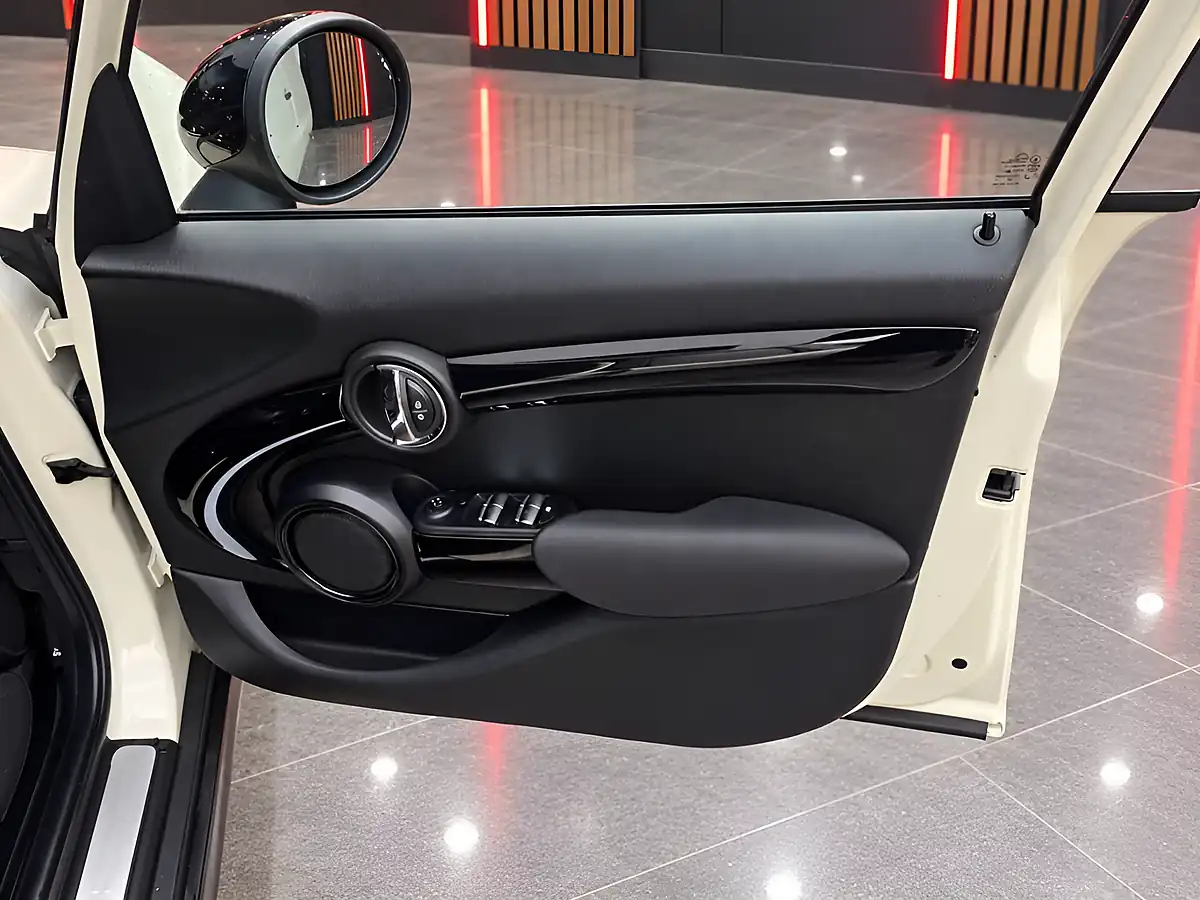 Used 2015 MINI Hatch Cooper White - Interior and Exterior details 16