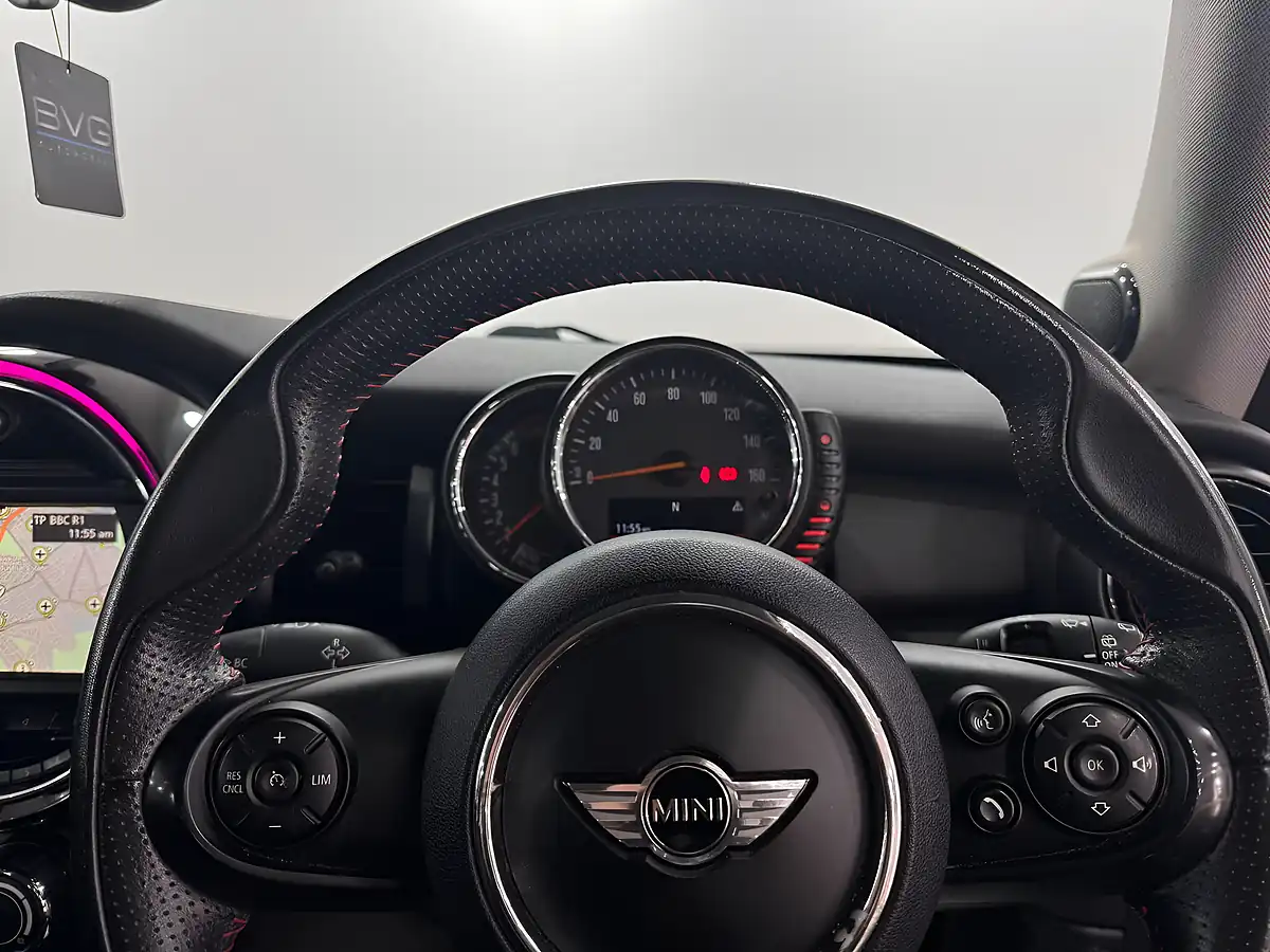 Used 2015 MINI Hatch One Black - Interior and Exterior details 15
