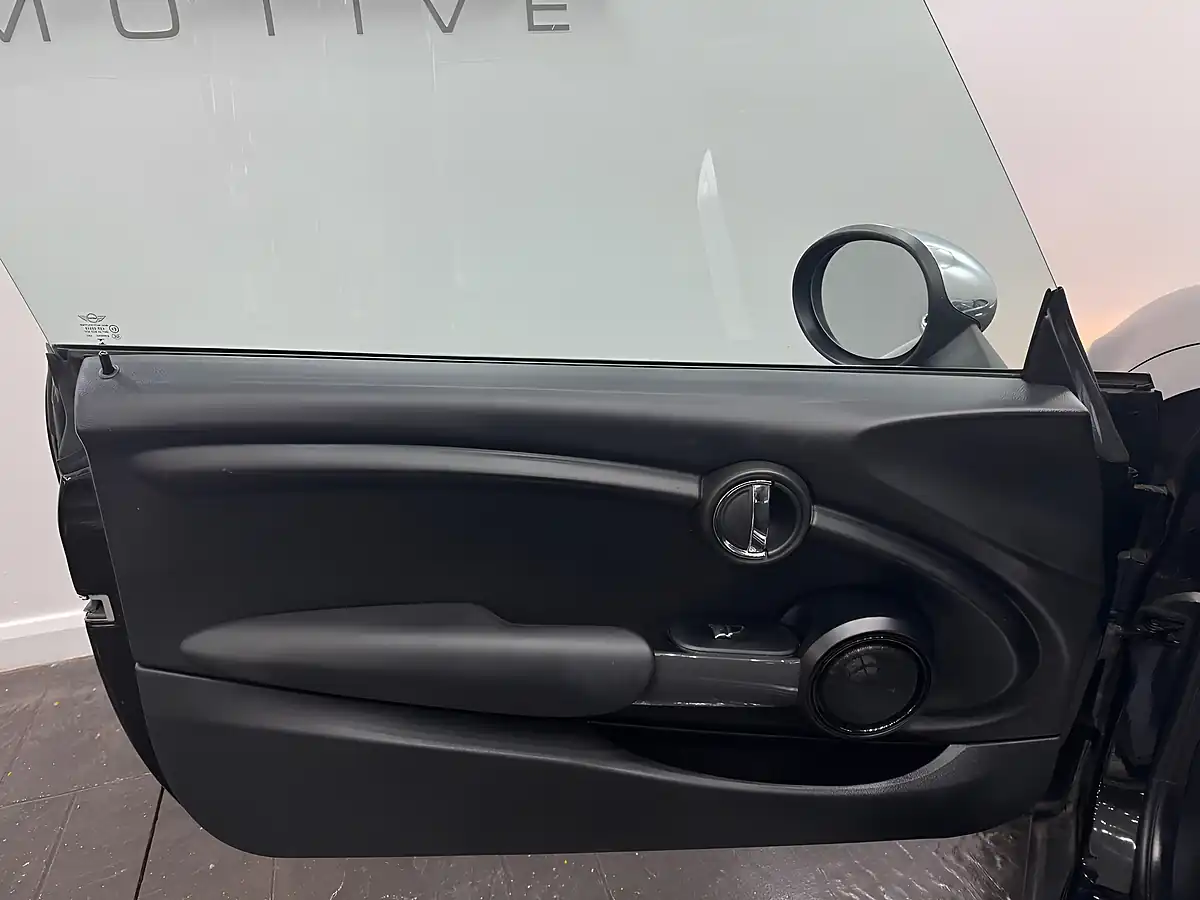 Used 2015 MINI Hatch One Black - Interior and Exterior details 16