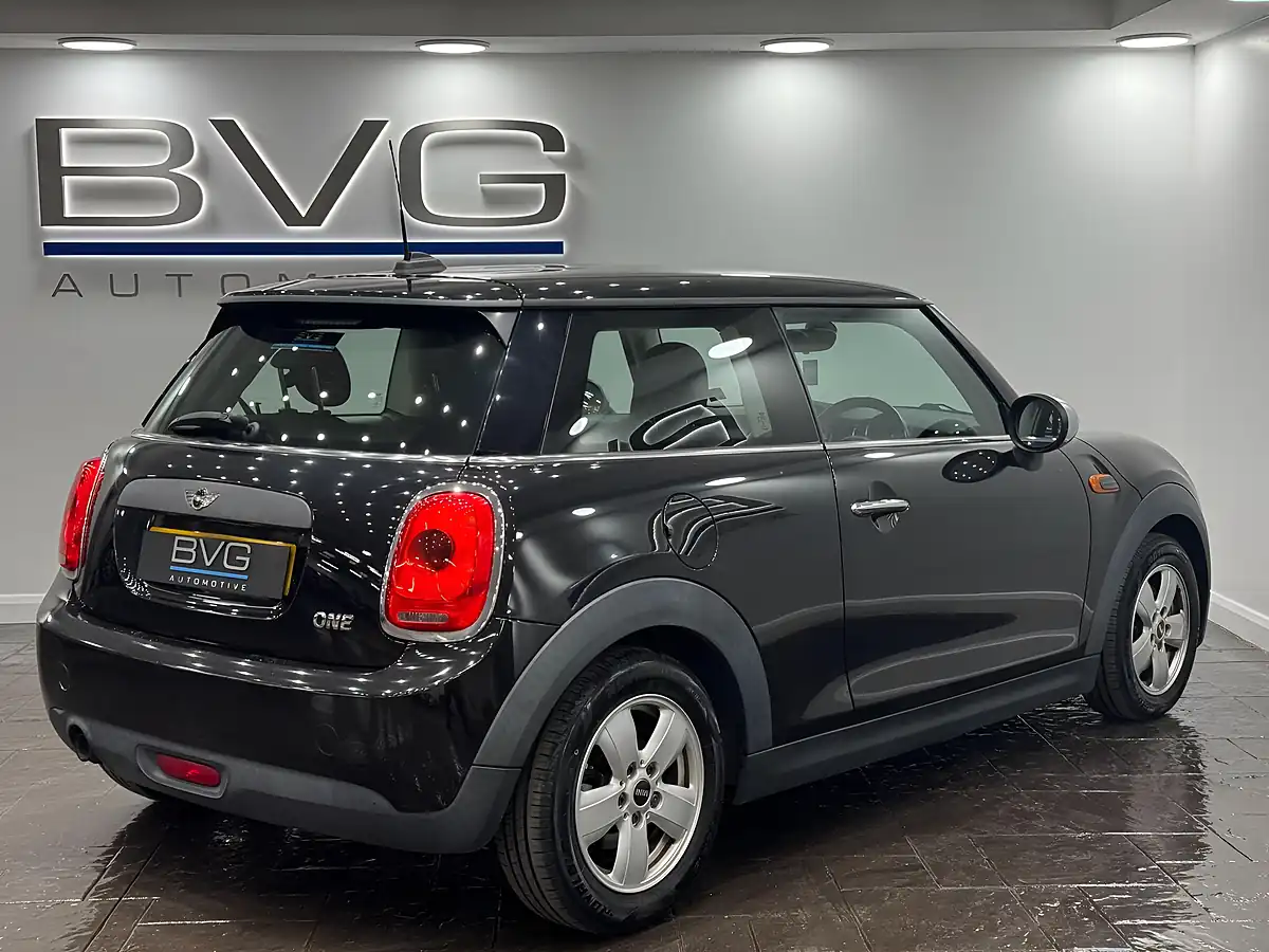 Used 2015 MINI Hatch One Black - Interior and Exterior details 9