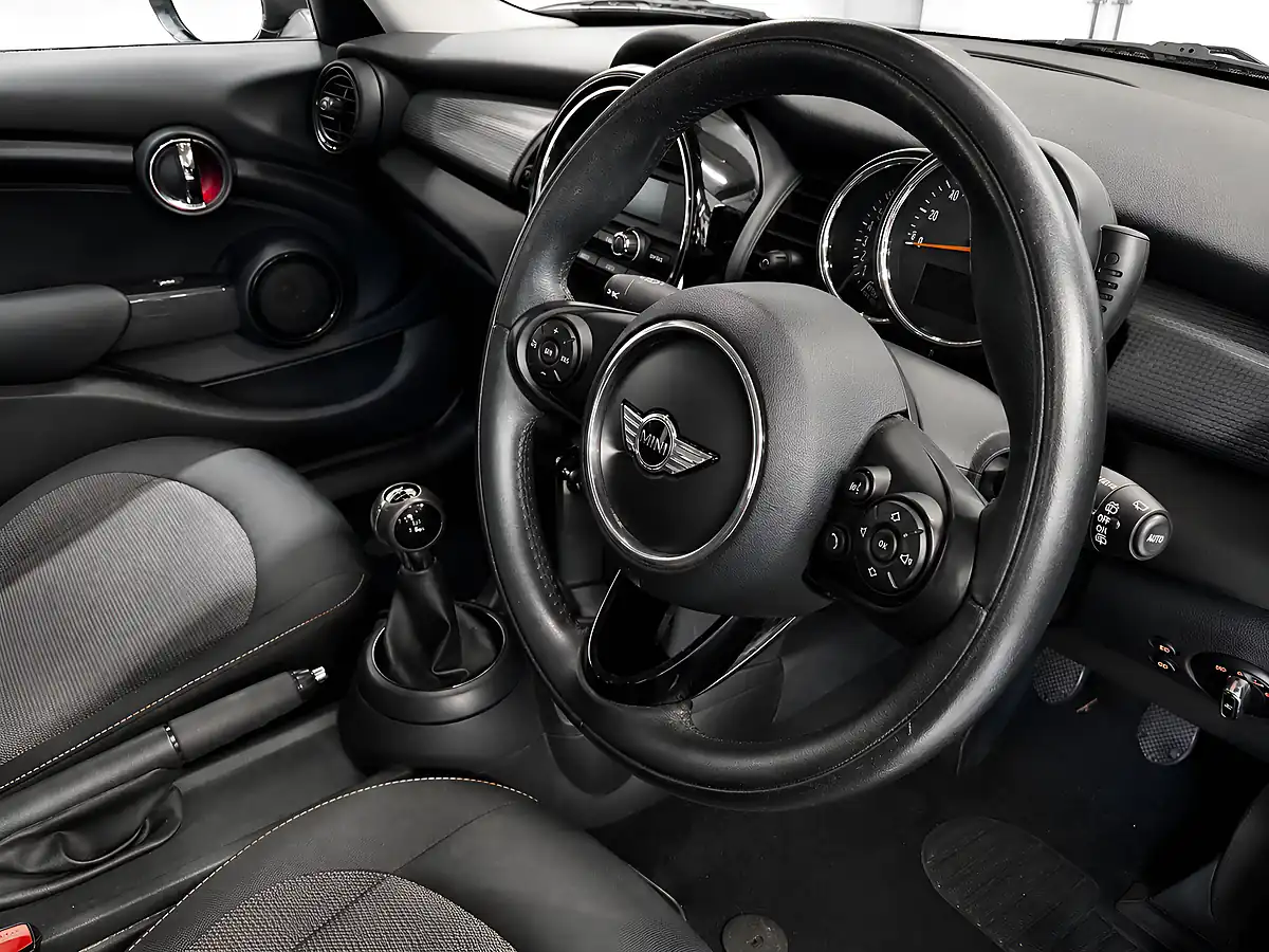Used 2015 MINI Hatch One Blue - Interior and Exterior details 16