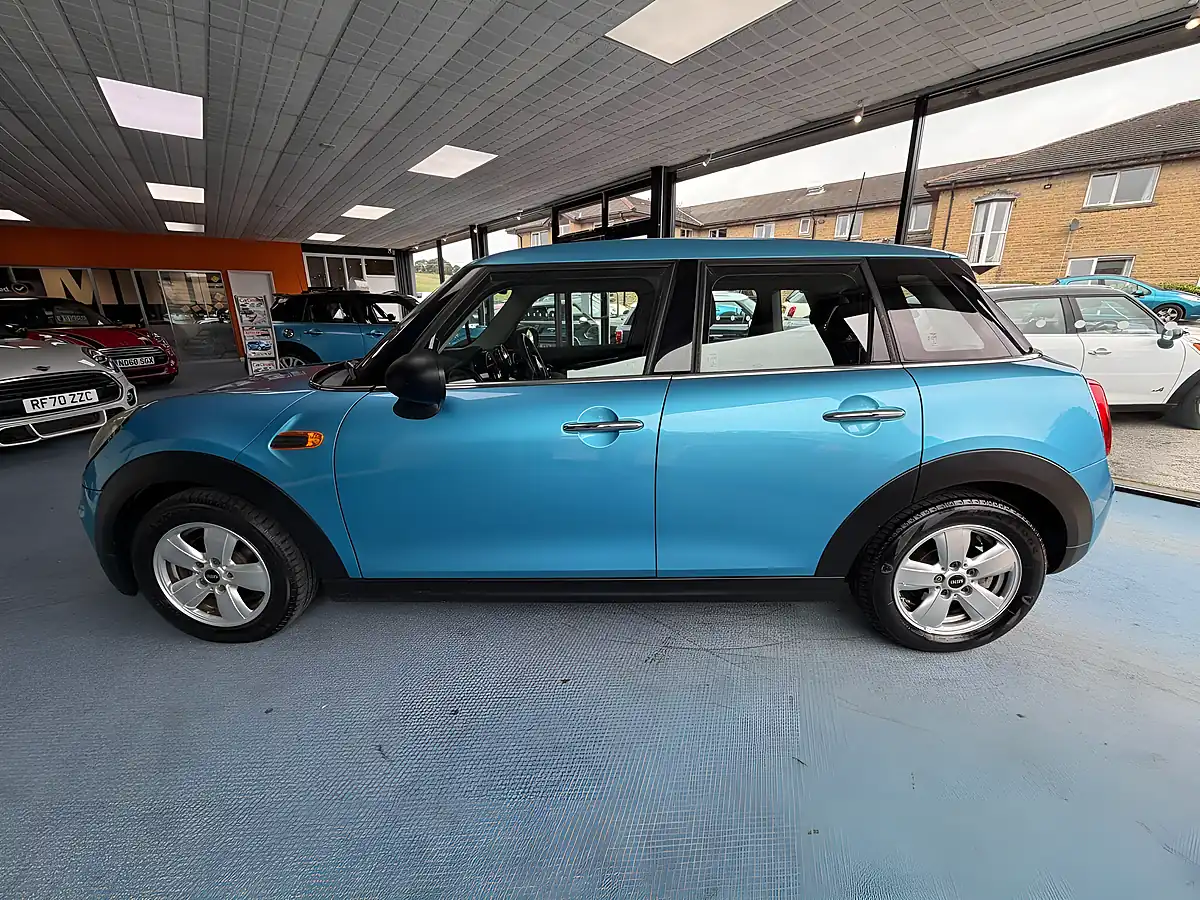 Used 2015 MINI Hatch One Blue - Interior and Exterior details 6