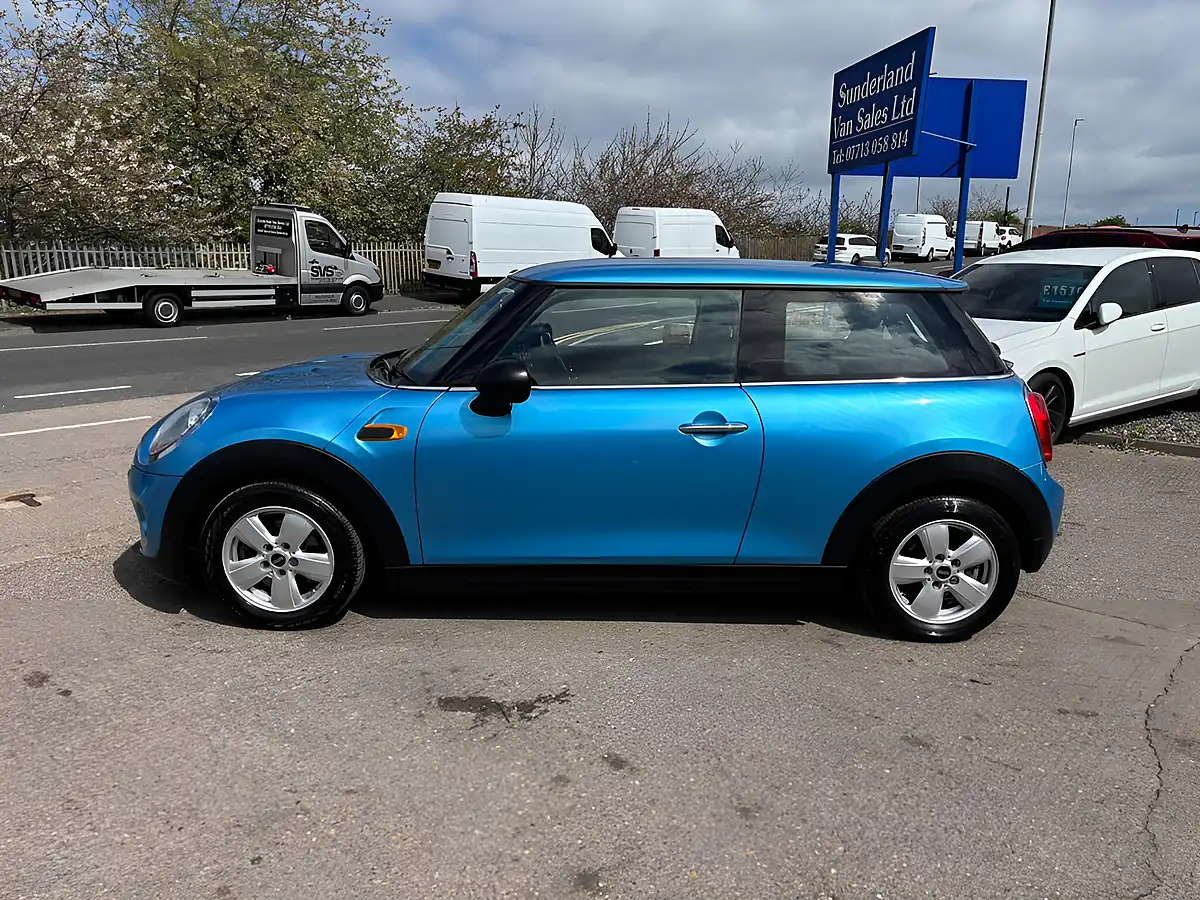 Used 2015 MINI Hatch One Blue - Interior and Exterior details 10