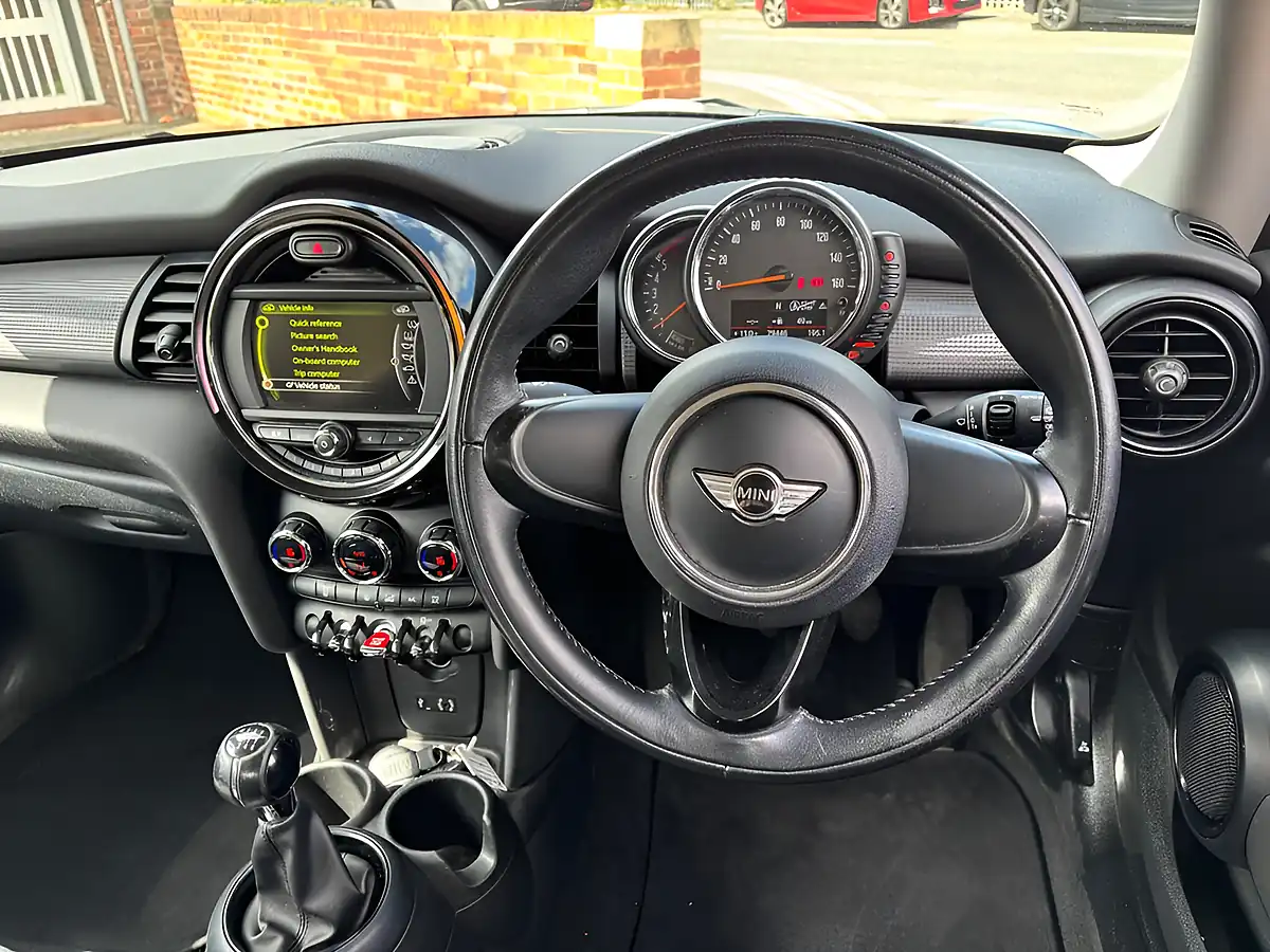 Used 2015 MINI Hatch One Blue - Interior and Exterior details 11