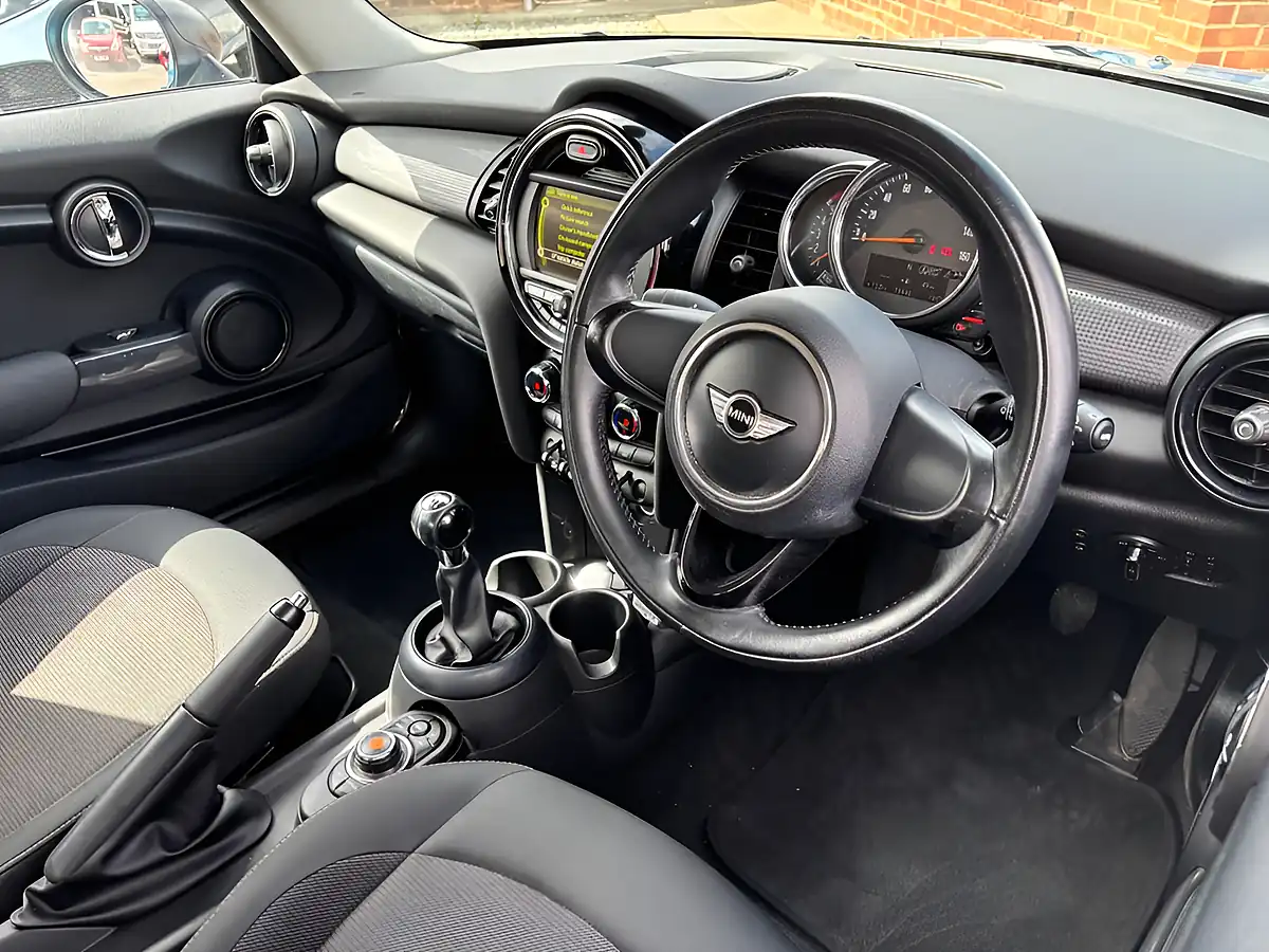 Used 2015 MINI Hatch One Blue - Interior and Exterior details 12