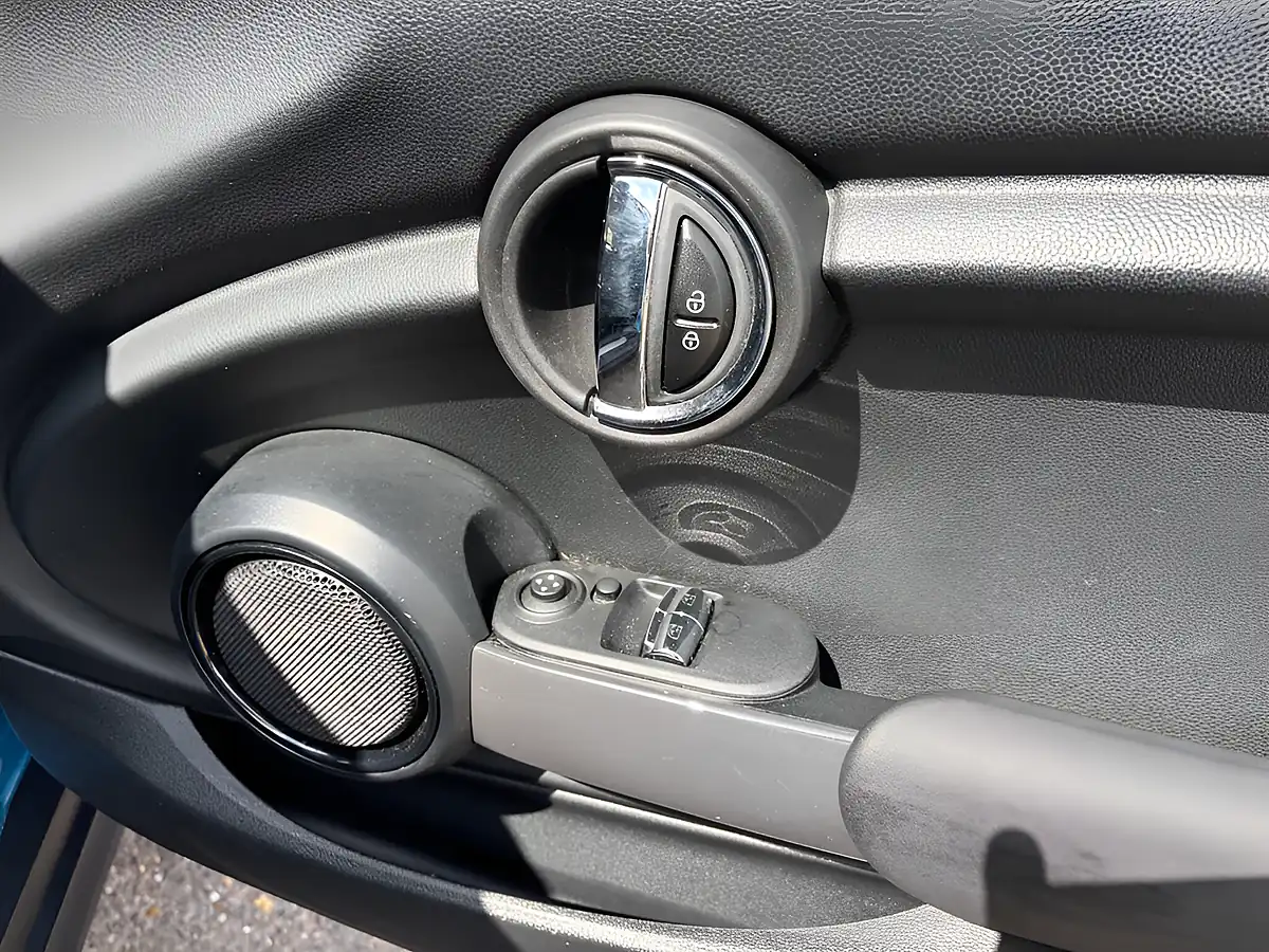 Used 2015 MINI Hatch One Blue - Interior and Exterior details 14