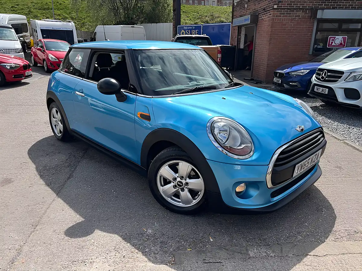 Used 2015 MINI Hatch One Blue - Interior and Exterior details 3