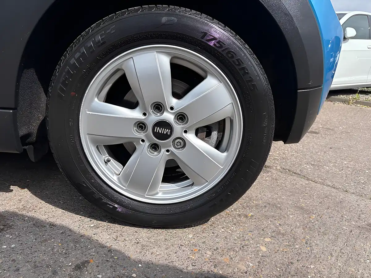 Used 2015 MINI Hatch One Blue - Interior and Exterior details 5