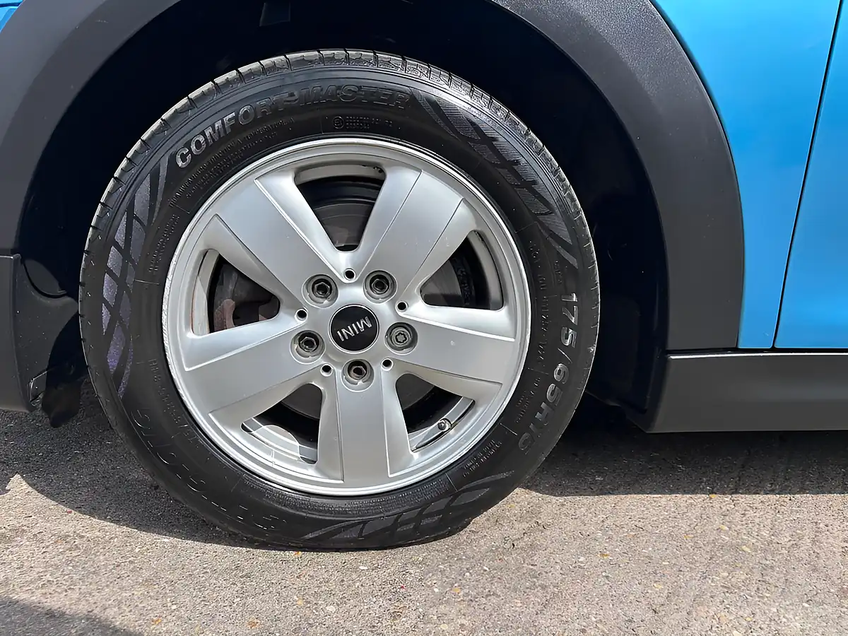 Used 2015 MINI Hatch One Blue - Interior and Exterior details 6