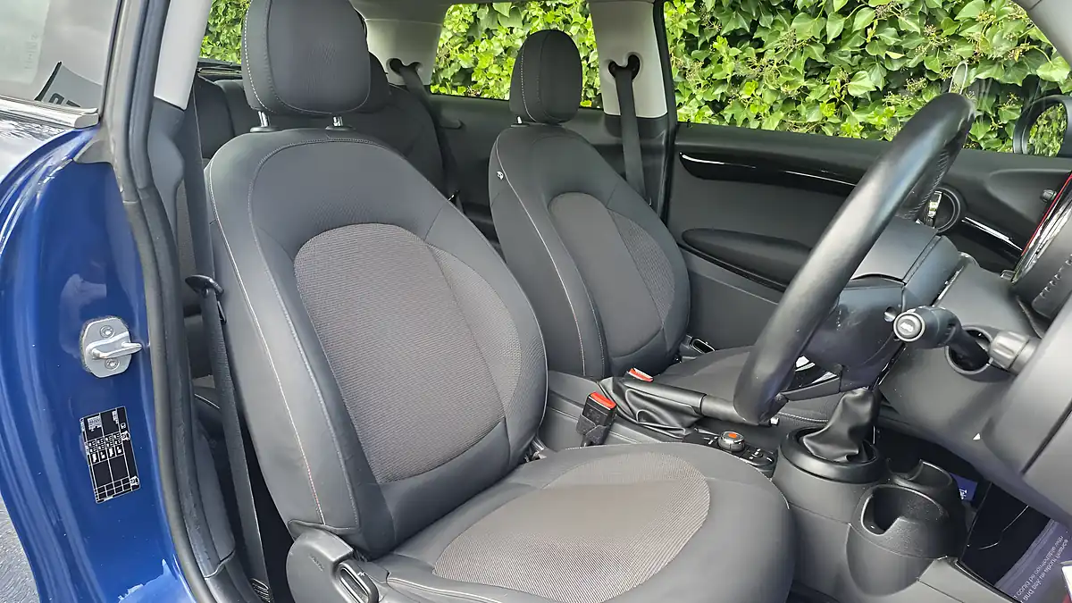 Used 2015 MINI Hatch One Deep Blue - Interior and Exterior details 10
