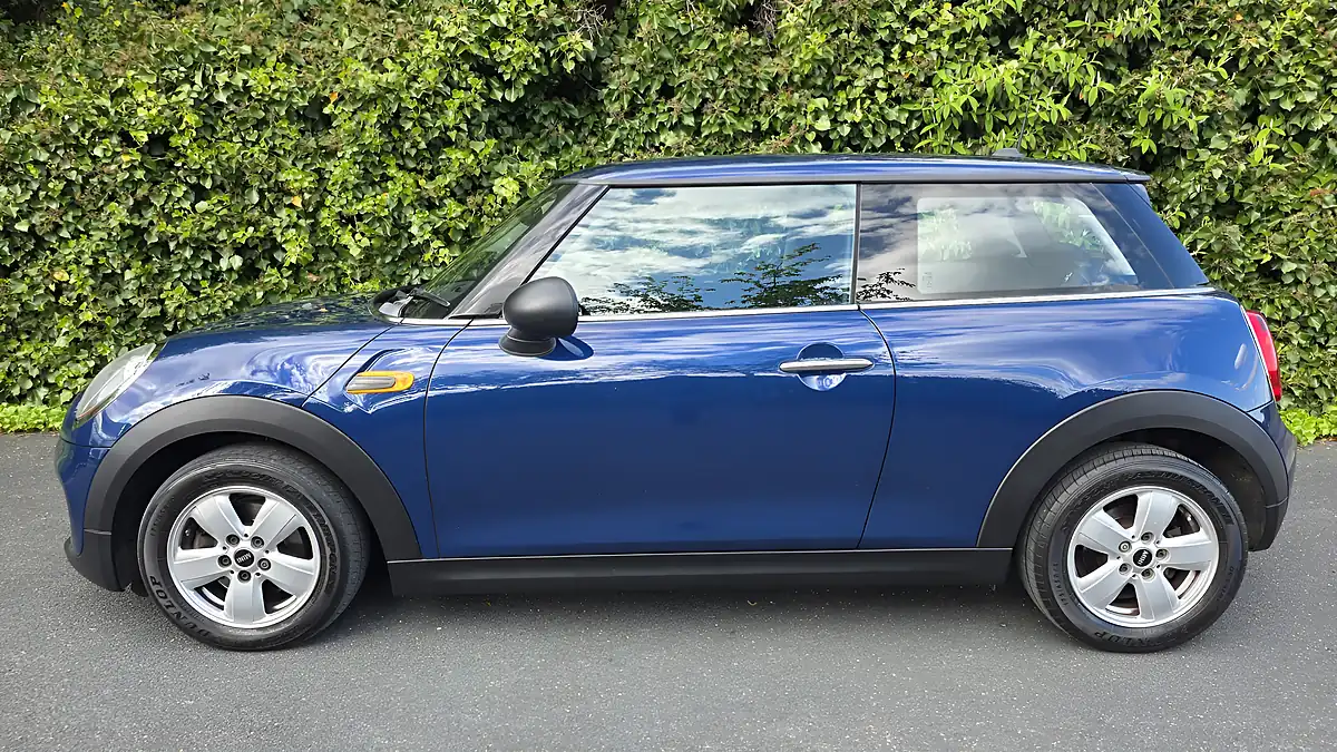Used 2015 MINI Hatch One Deep Blue - Interior and Exterior details 2