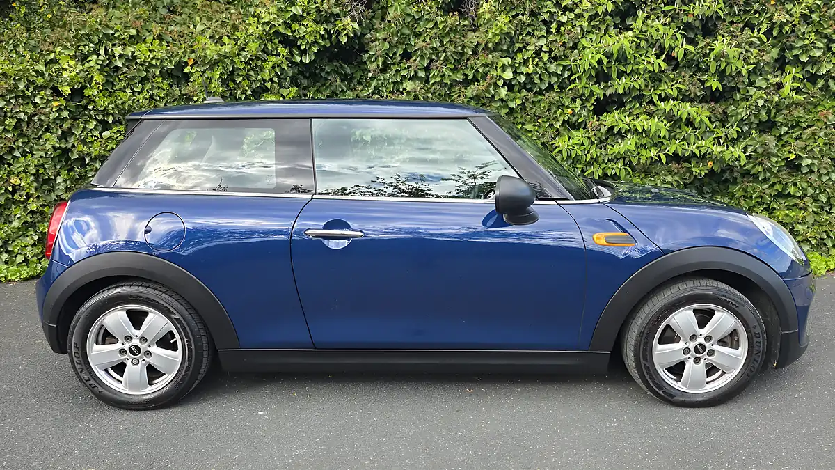 Used 2015 MINI Hatch One Deep Blue - Interior and Exterior details 6
