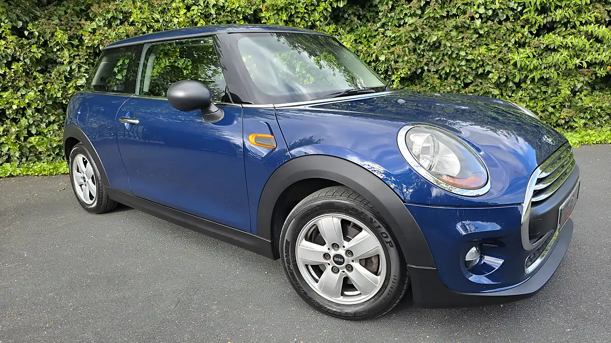 Used 2015 MINI Hatch One Deep Blue - Interior and Exterior details 7