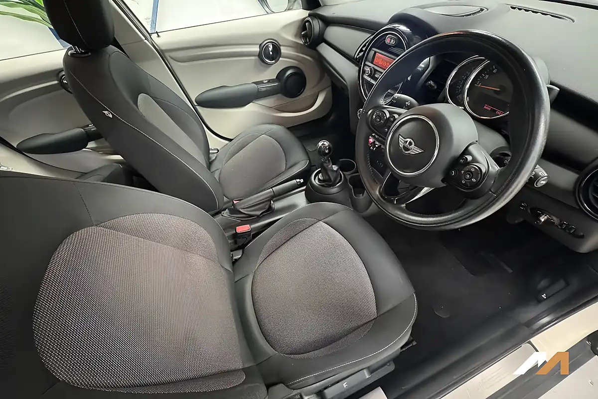 Used 2015 MINI Hatch One Pepper White - Interior and Exterior details 11