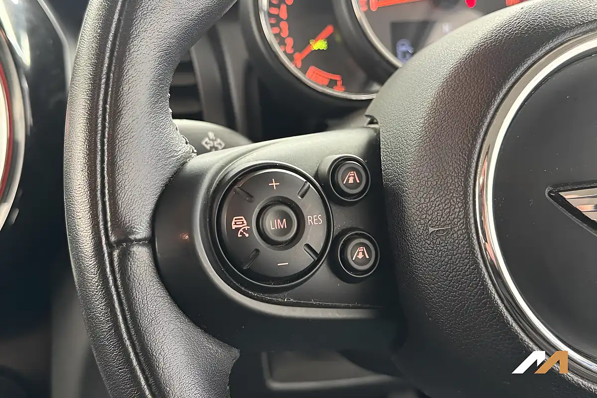 Used 2015 MINI Hatch One Pepper White - Interior and Exterior details 14