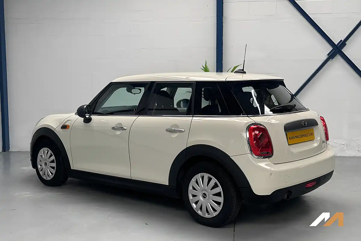 Used 2015 MINI Hatch One Pepper White - Interior and Exterior details 17