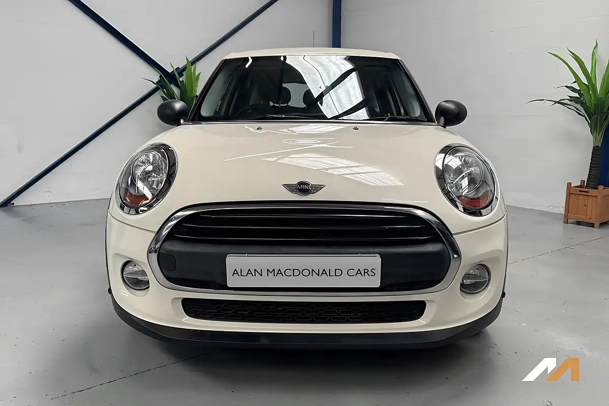 Used 2015 MINI Hatch One Pepper White - Interior and Exterior details 4