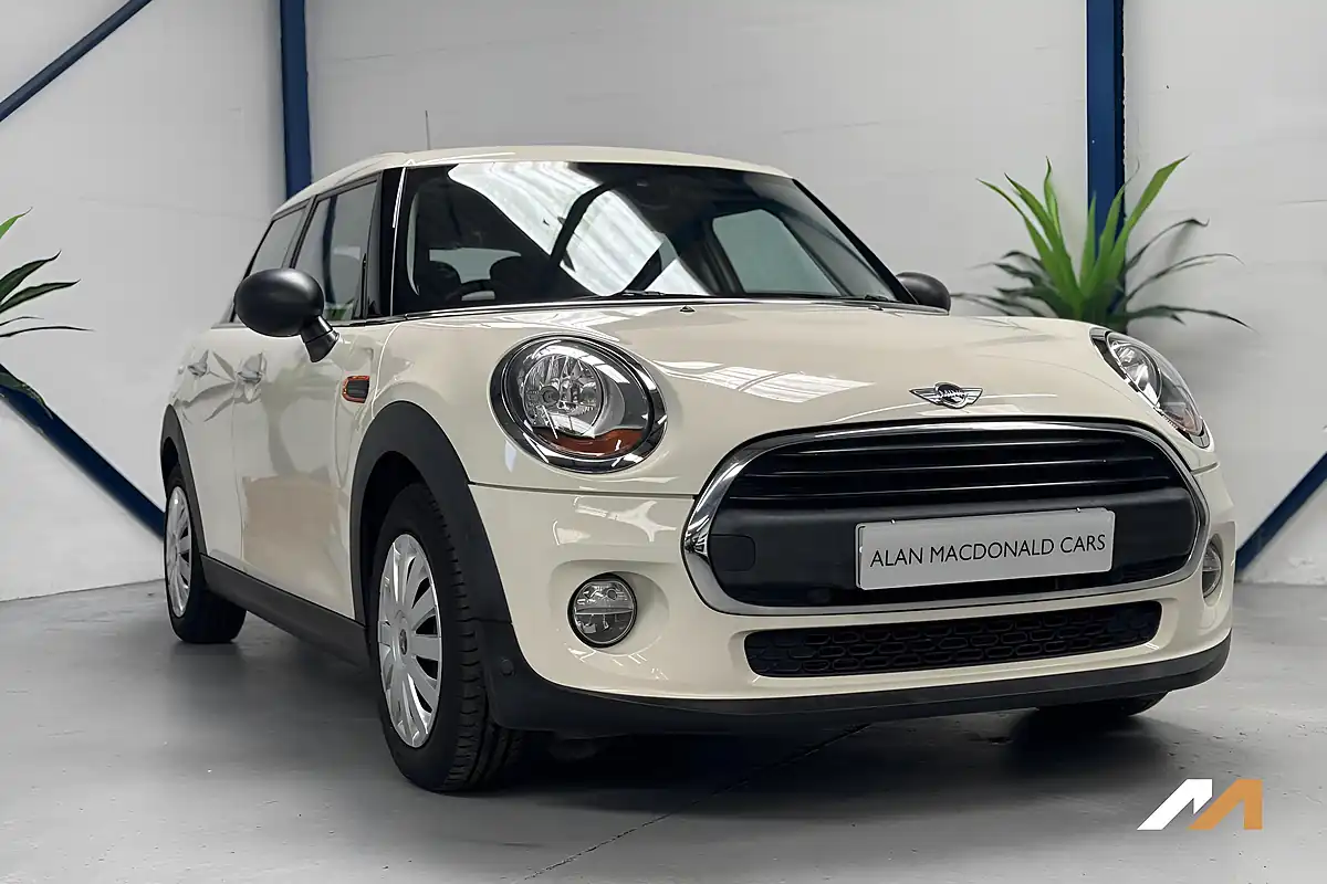 Used 2015 MINI Hatch One Pepper White - Interior and Exterior details 5