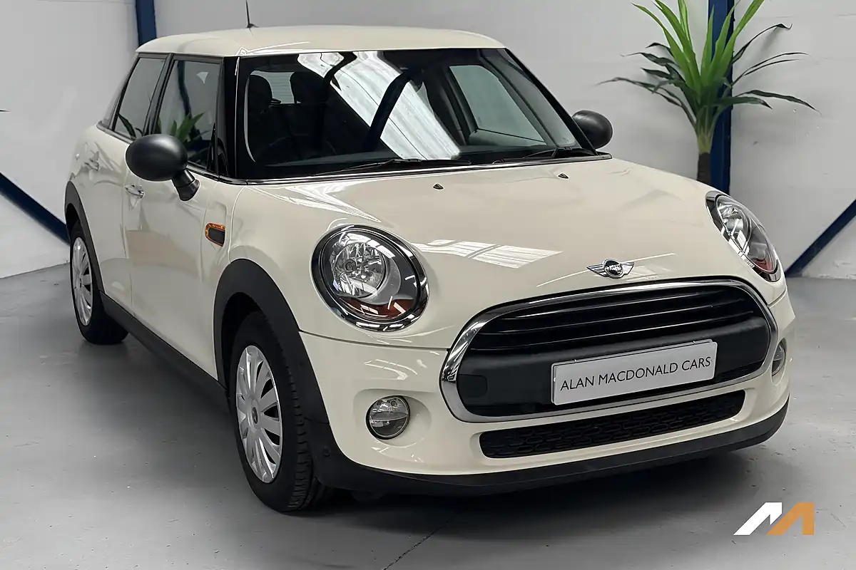 Used 2015 MINI Hatch One Pepper White - Interior and Exterior details 6
