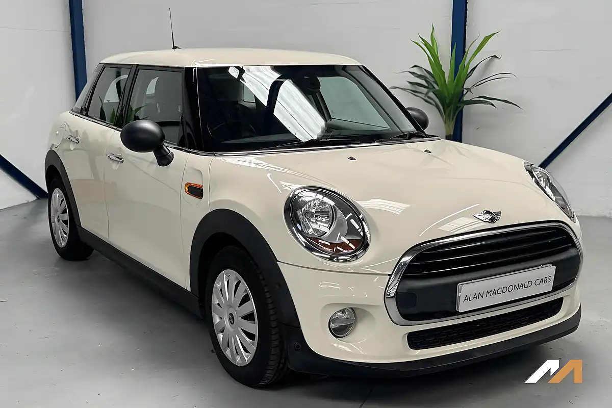 Used 2015 MINI Hatch One Pepper White - Interior and Exterior details 7