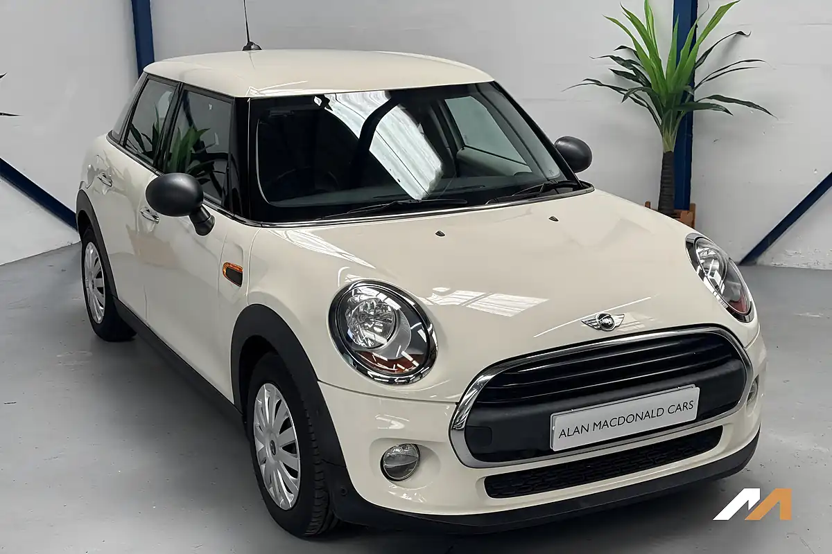Used 2015 MINI Hatch One Pepper White - Interior and Exterior details 8