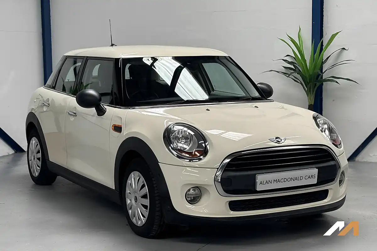 Used 2015 MINI Hatch One Pepper White - Interior and Exterior details 9