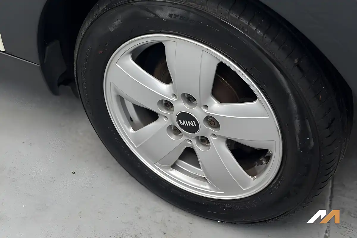 Used 2015 MINI Hatch One Pepper White - Interior and Exterior details 10