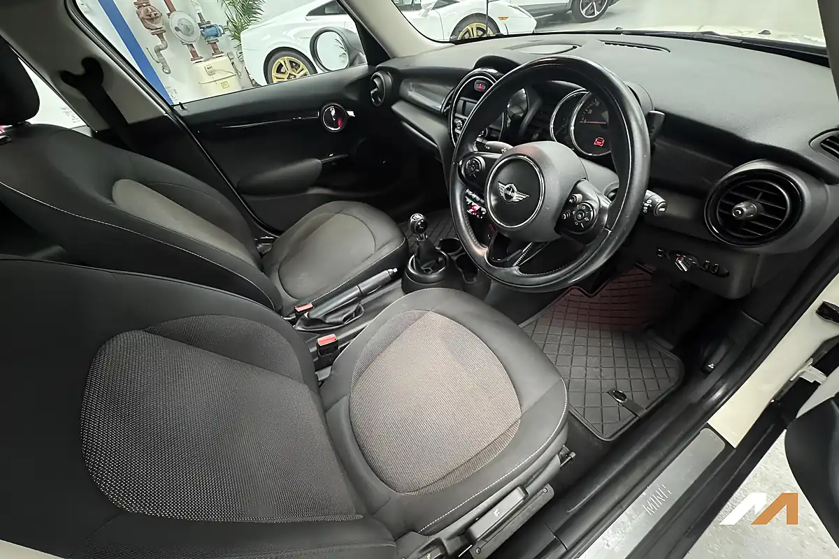 Used 2015 MINI Hatch One Pepper White - Interior and Exterior details 11