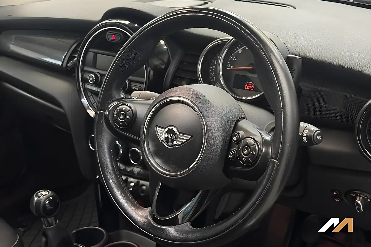Used 2015 MINI Hatch One Pepper White - Interior and Exterior details 13
