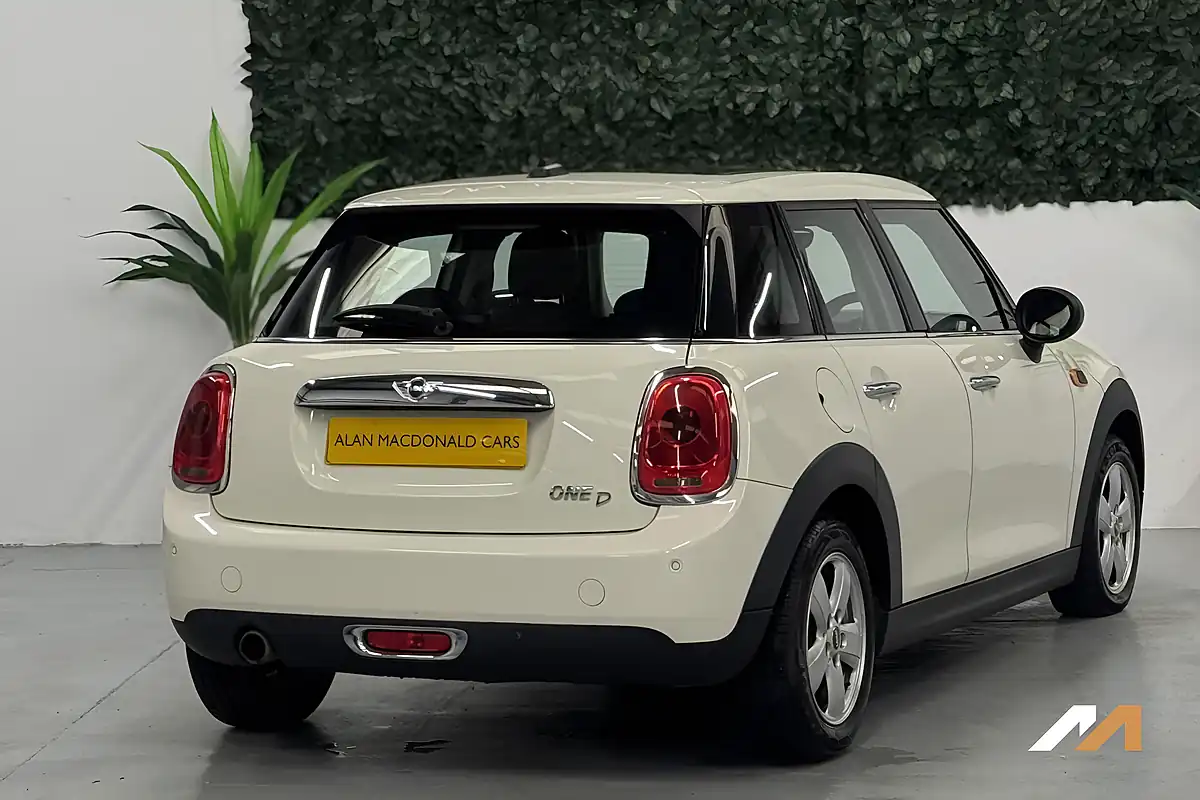 Used 2015 MINI Hatch One Pepper White - Interior and Exterior details 16