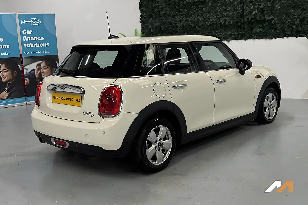 Used 2015 MINI Hatch One Pepper White - Interior and Exterior details 18