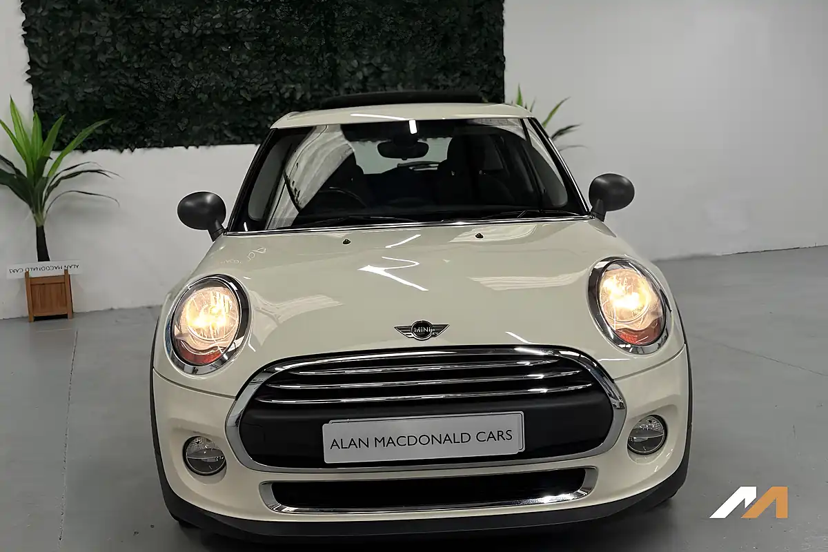 Used 2015 MINI Hatch One Pepper White - Interior and Exterior details 19